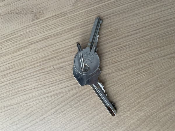 Keys (Op andere sleutel staat: Van der Hoogen security)