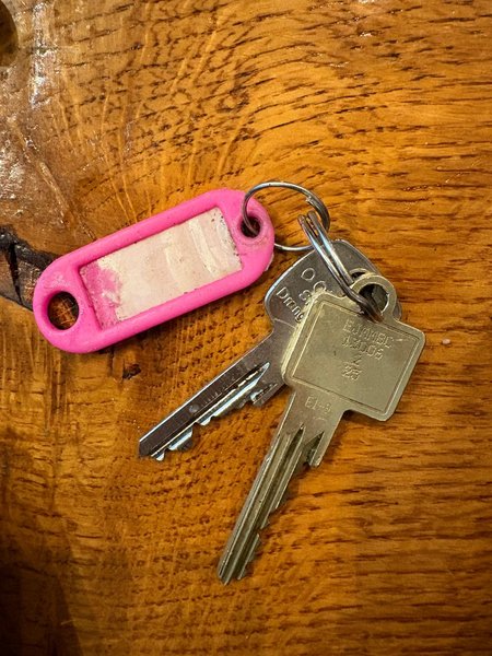 Keychain 2 sleutels met een roze labeltje
