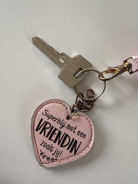 Sleutel Sleutel met roze sleutelhanger
