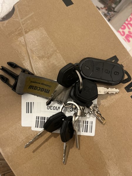Keys Kleine keycord eraan. Best wat sleutels en een autosleutel/deurpas(?)