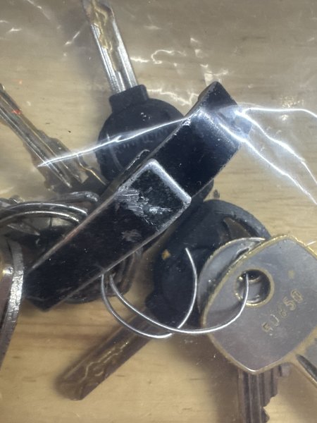Keys Sleutelbos met verschillende sleutels, met zwarte bieropener, 2 zwarte sleutels en 6 blanke sleutels