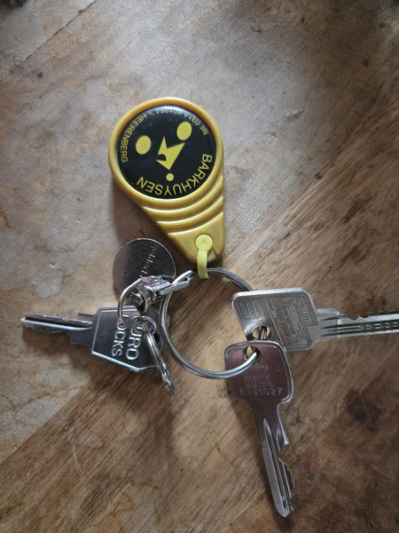 Keychain 3 sleutels  met een gele hanger met teks barkhuysen