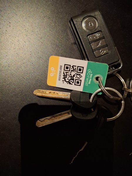Keys Label Den Haag fietst, drie losse sleutels, een autosleutel en een sierlabel
