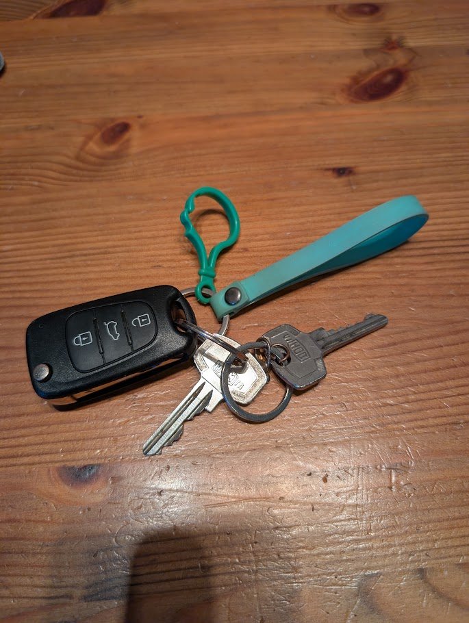 Keychain Twee huissleutels en een autosleutel