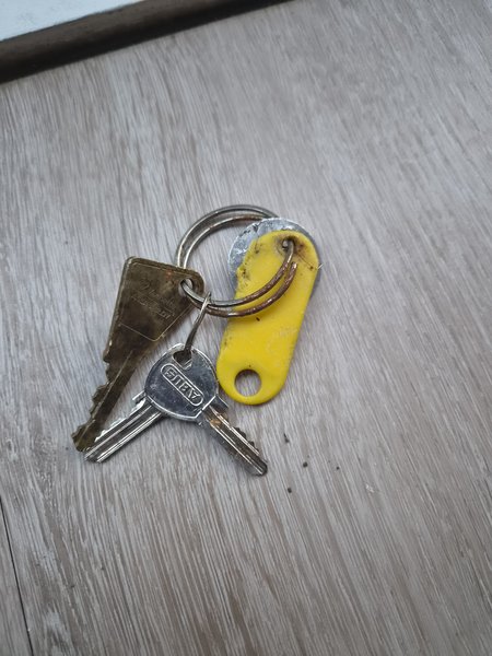 Sleutelbos Geel label eraan met cijfers erop geschreven