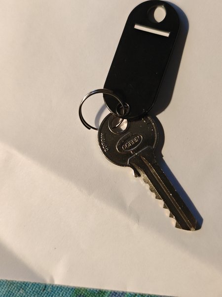 Klucz Zwart label met slecht leesbaar 06 nummer telefoonnummer