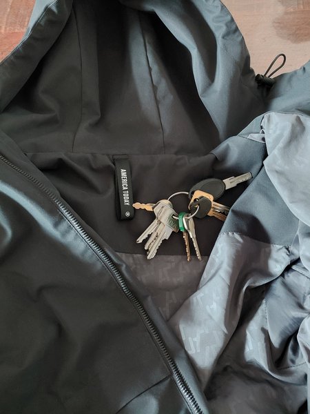 Jacket Zwarte jas van America Today in een maat M. Met een grote bos sleutels.