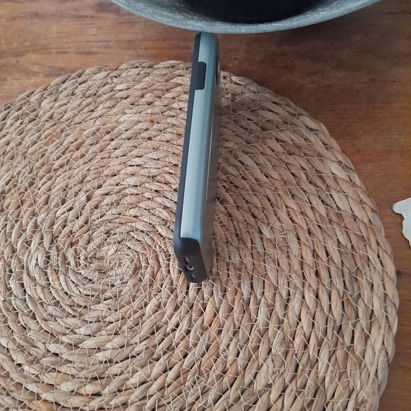 Phones Zwart/ groene achterkant kras /scheur in glas.