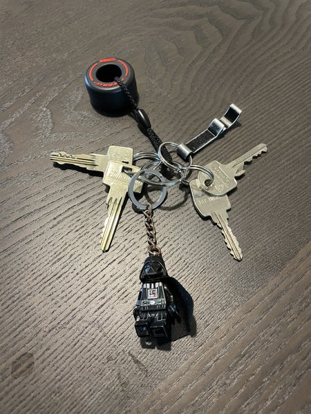 Keychain Pirelli F1 band en Darth Vader legopop 