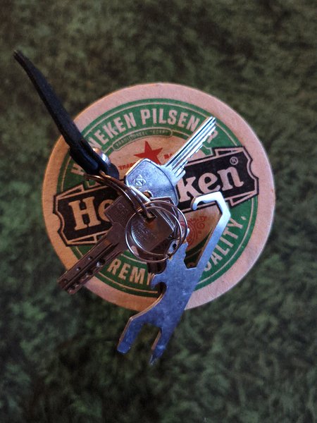 Keychain zwart leren hanger, 3 sleutels en een gereedschapje