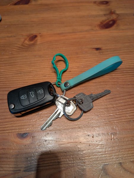 Keychain Twee huissleutels en een autosleutel.