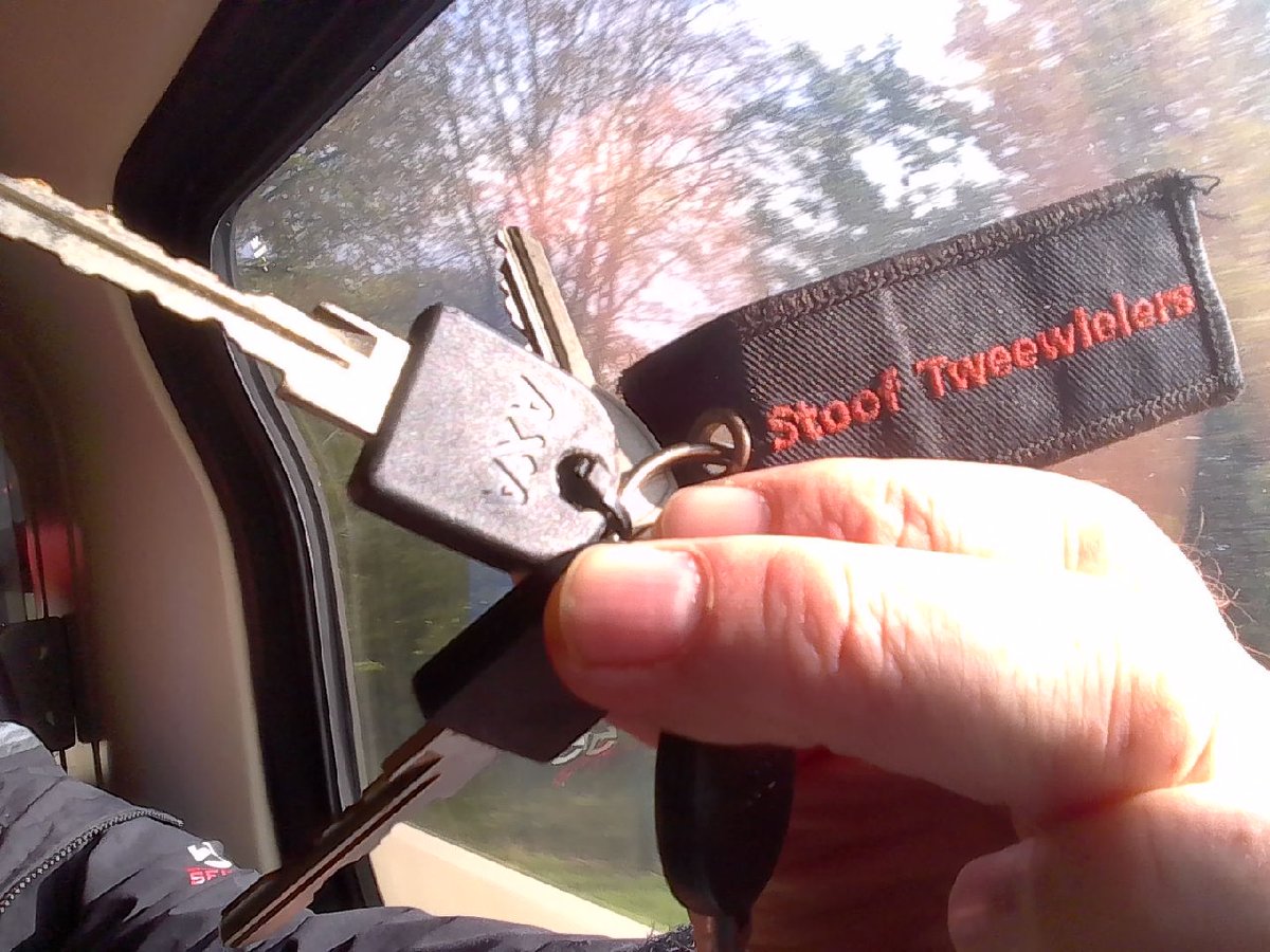 Keychain vier sleutels waarvan twee axa fietssleutels een abus en een iLOQ  reclame op de tag stoof2wielers 