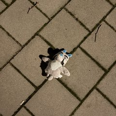 Knuffel Grijs, blauw en wit van kleur; blauwe oortjes en blauw neusje; wit borstje borstje
