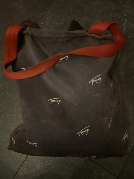 Tas Zwart met logo en spullen erin