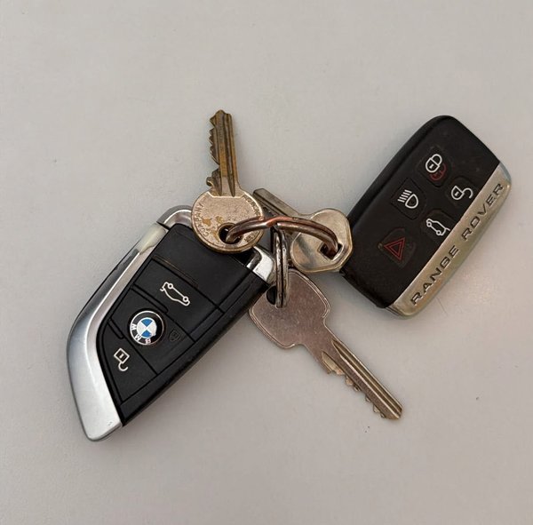 Keys BMW en rangerover met 3 andere sleutels eraan