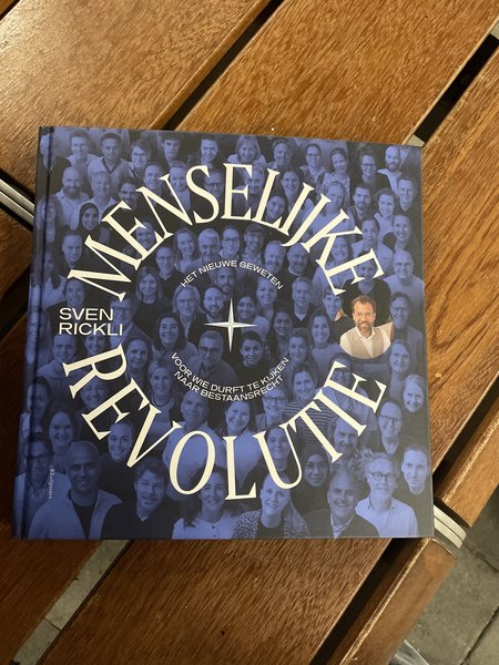 Book Sven Rickli - Menselijke Revolutie. Blauw met witte letters