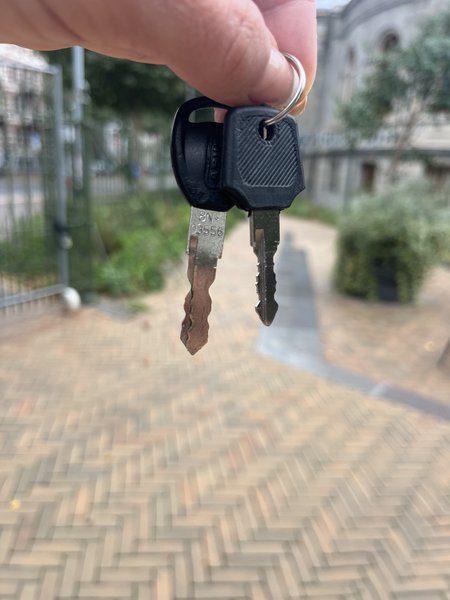 Keys Zwarte sleuteltjes, lijkt 1 voor regulier slot en eentje voor het ‘tweede’ slot
