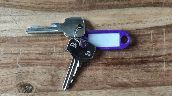 Sleutels Twee sleutel met paarse label