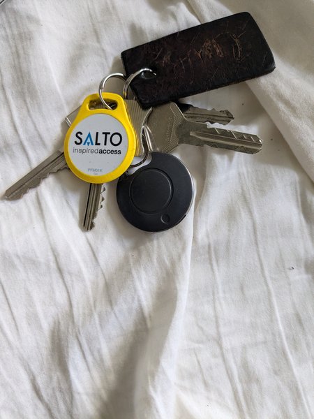 Keychain Met  gele salto en zwarte fob. En stukje leer. 4 sleutels