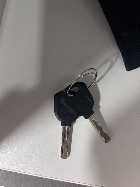 Keys Zwart, twee identiek